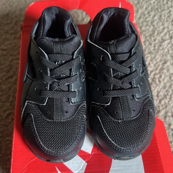 Nike Kids Huarache Black Sneakers - Picture 2 of 6